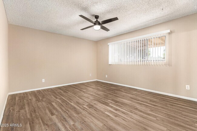 Building Photo - 1049 E Carter Dr