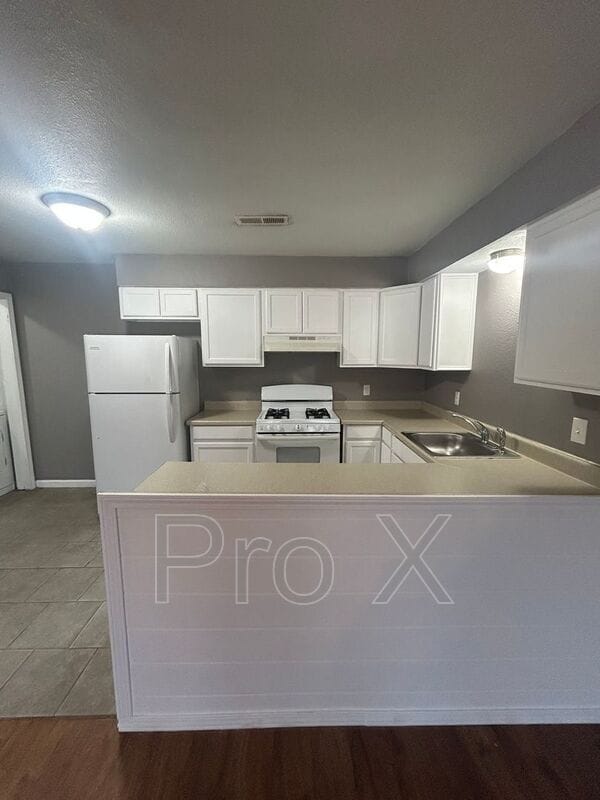 Building Photo - 405 Park St