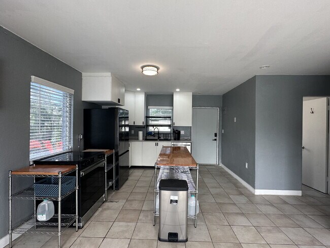 Building Photo - "Charming 1-Bedroom in Port Charlotte's Tranquil Setting"