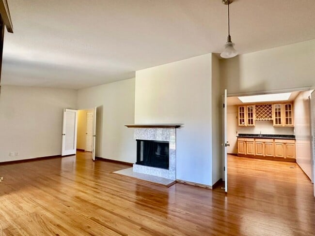 Building Photo - Lovely Saratoga Single-Level Home in Great Neighborhood!