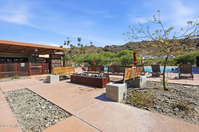 Building Photo - 1118 E Paseo Way