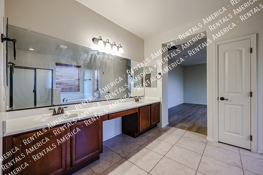 Building Photo - 3410 S Sunland Dr