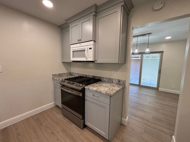 Building Photo - SPACIOUS REMODELED HOME FOR RENT!