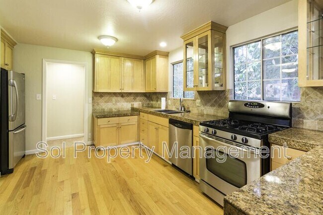 Building Photo - 153 Pine Ave