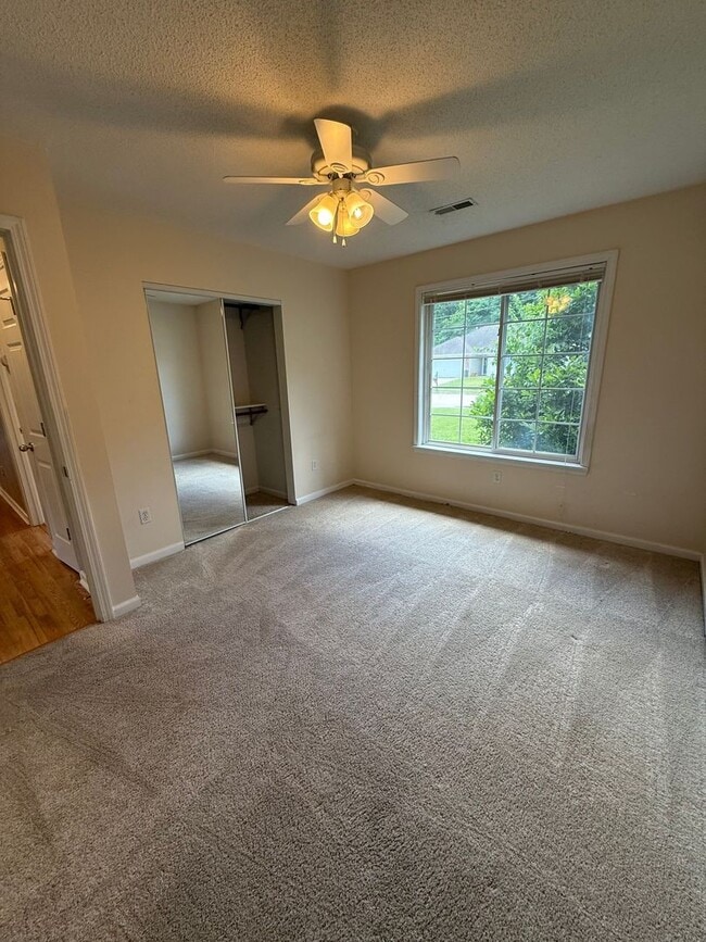 Building Photo - 3 bed 2 bath Home with fenced in backyard