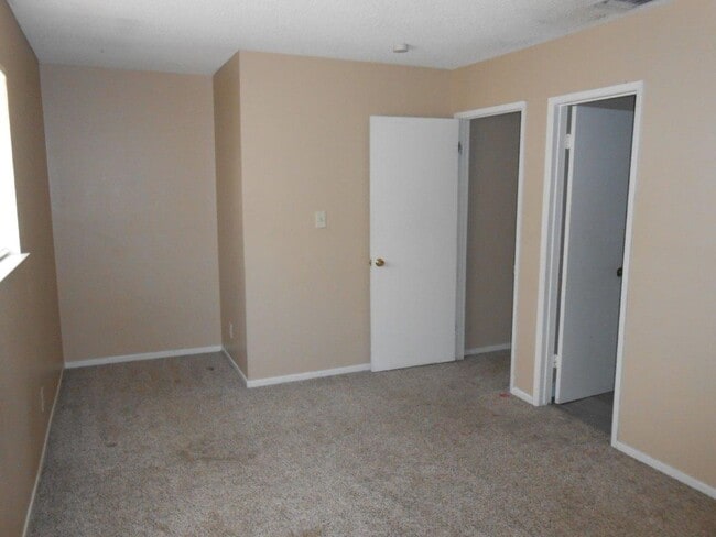 Building Photo - Spacious 2 story Townhouse with Community Pool