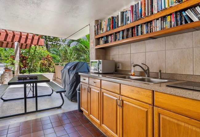 Building Photo - 1848 Kahakai Dr