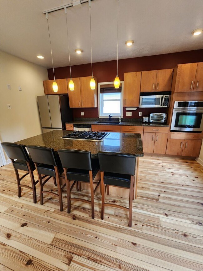 Building Photo - Modern 2 Bedroom Home For Rent