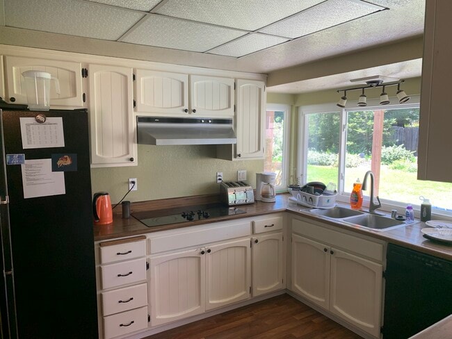 Kitchen - 2430 Lake Redding Dr