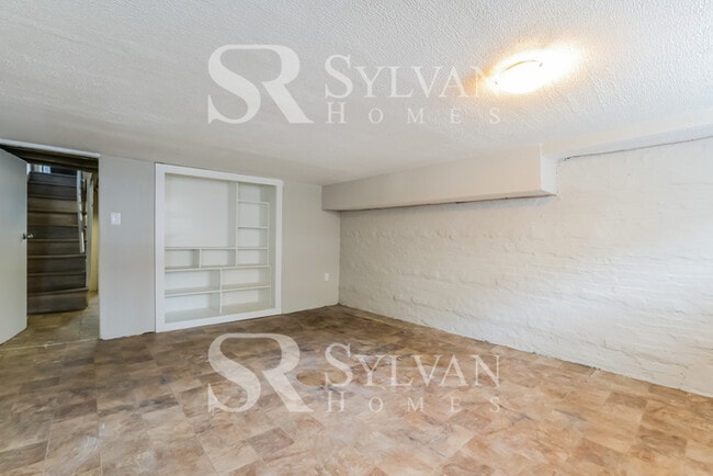 Building Photo - 410 S Newkirk St