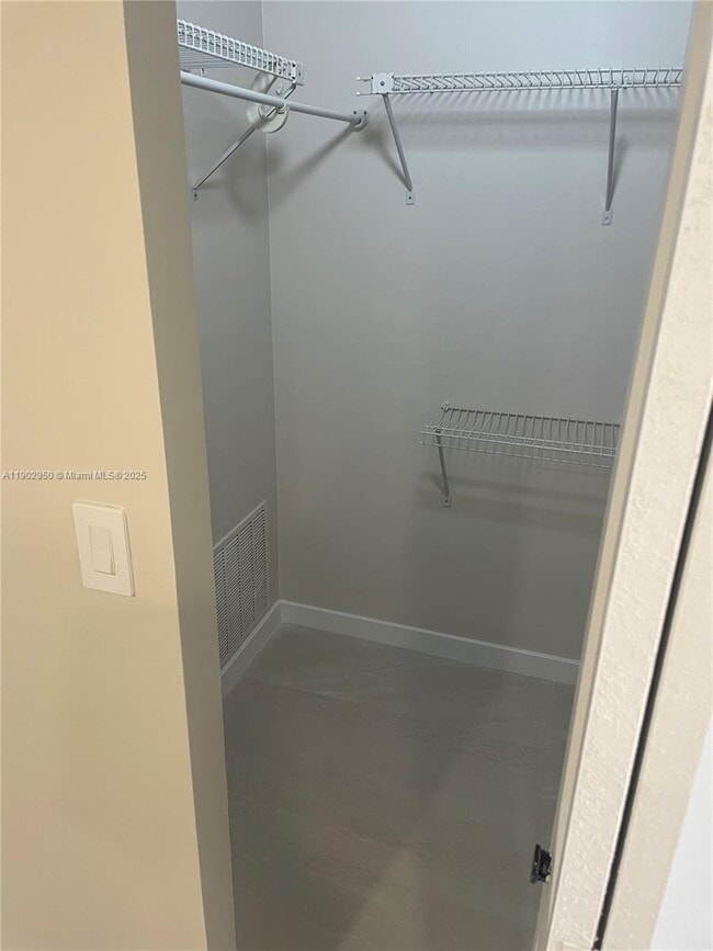 Building Photo - 520 Brickell Key Dr