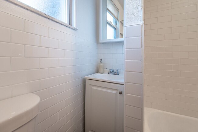 Building Photo - 519 N Euclid Ave