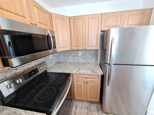 Building Photo - 2011 Bay Dr