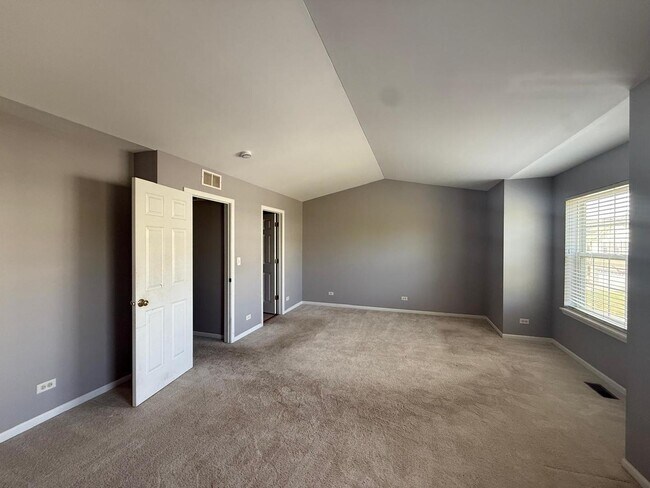Building Photo - 2540 Hillsboro Blvd