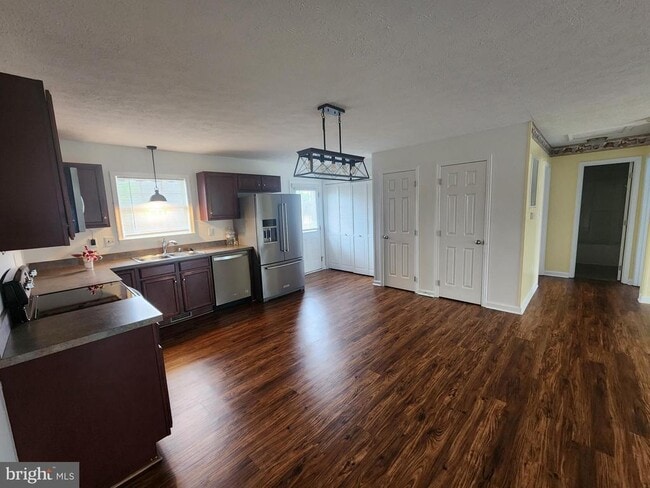 Building Photo - 227 Tather Dr