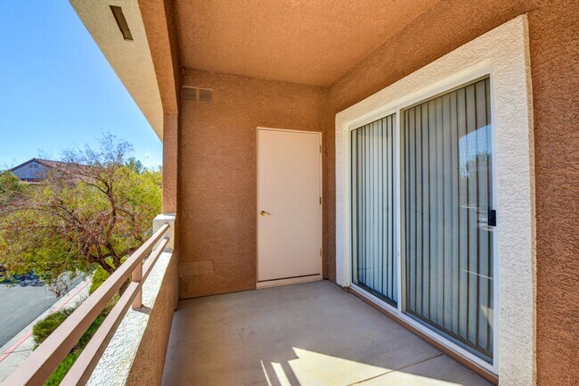 Building Photo - Beautiful / Spacious / Two Bedroom Condo /...