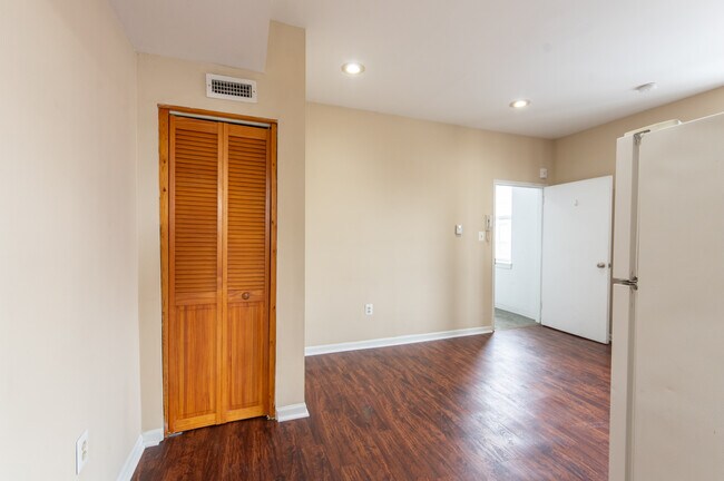 Building Photo - 2332 Frankford Ave