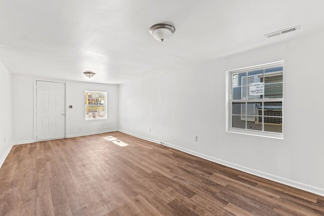 Building Photo - Beautifully Renovated 4 Bedroom 2 Bath Hom...