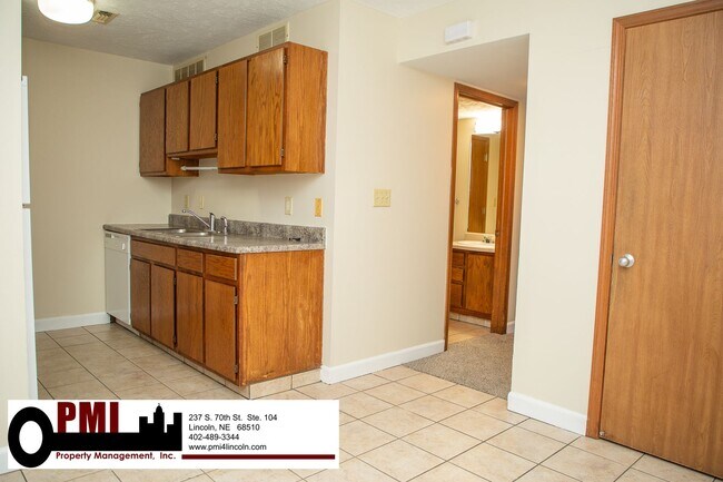 Building Photo - 3 Bedroom and 1.5 bathroom Duplex for Rent