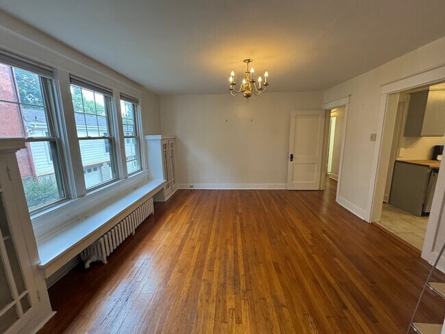 Building Photo - Open & Bright! 3 bedroom duplex