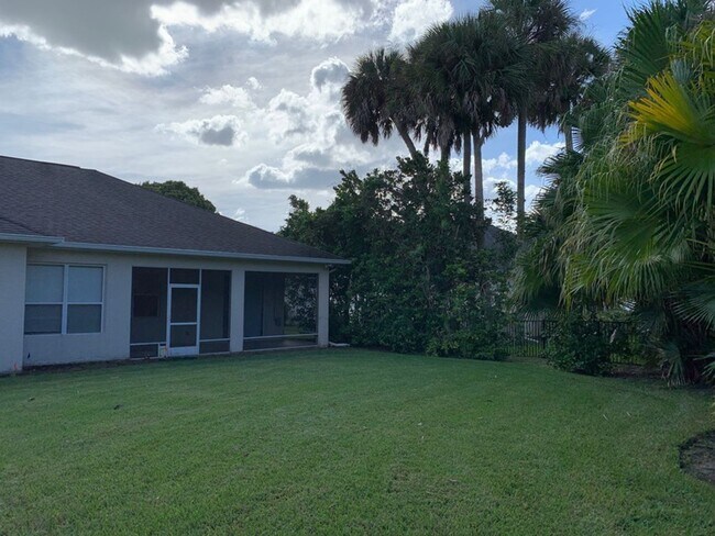 Building Photo - Gated Community 4 Bedroom 3 Bath on Cul-de...