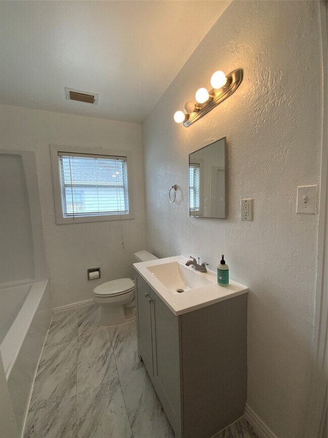 Building Photo - 2327 Branard St