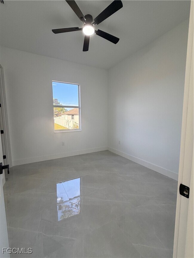 Building Photo - 1037 Macy St E