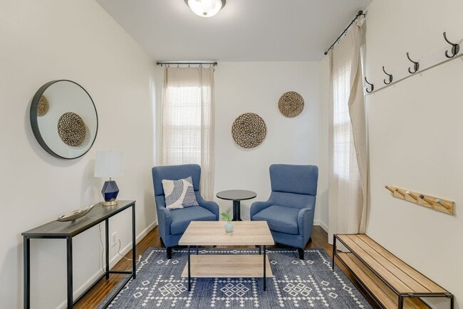 Building Photo - Charming 2 Bedroom with Fenced Yard & Parking Near Old Market!