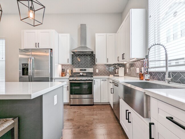 Building Photo - 1114 W 15th 1/2 St