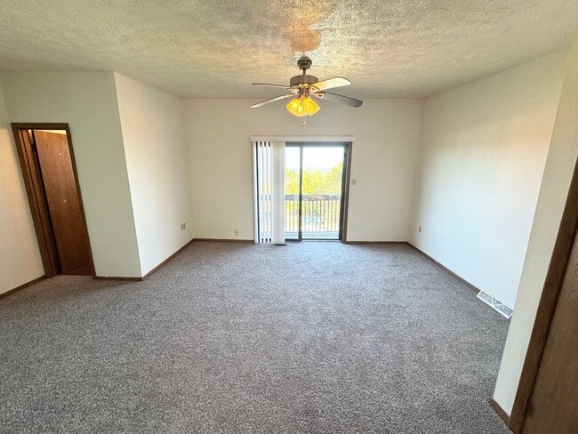 Building Photo - 2 Bedroom/ 1.5 Bath - New Kitchen and Carpet