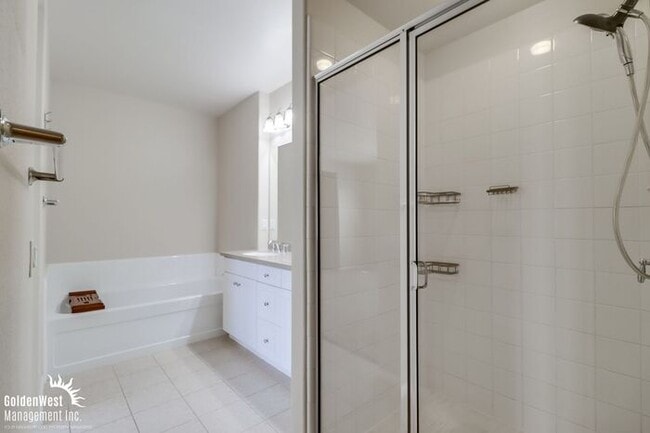 Building Photo - Bright & Spacious 2Bdm 2Ba Townhome in Eas...