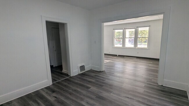 Building Photo - 711 Roselawn Ave