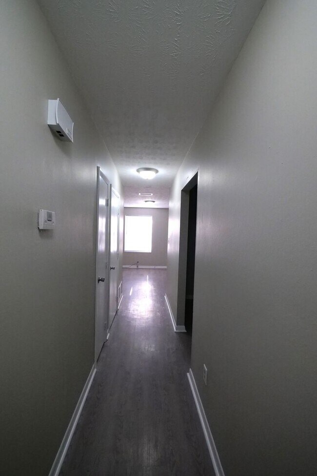 Building Photo - 2 BR / 1 BA Duplex on Atlas Road