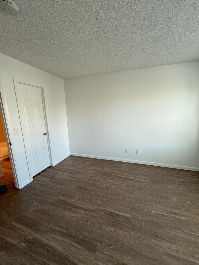 Building Photo - 2 Bedroom with Garage for Rent