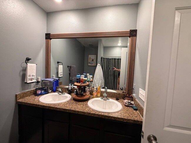 Building Photo - 3 Bedroom 2 Bath Single-Family Home (Garden Village)