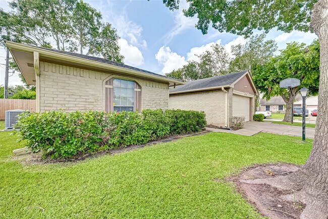 Building Photo - 16355 Sierra Grande Dr