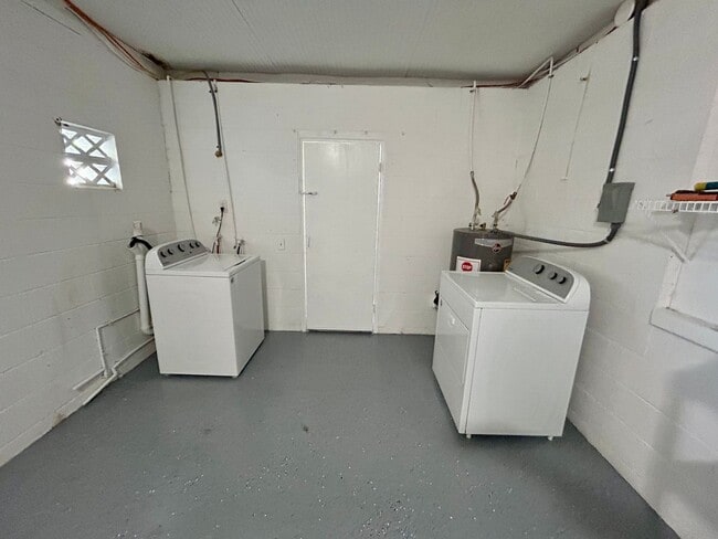 Building Photo - Gorgeous updated 2-bedroom 2-bath home wit...