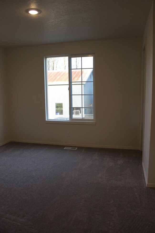 Building Photo - Scappoose townhome