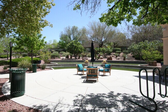 Building Photo - 2 bed w/den, 2 bath, 2 car single story house