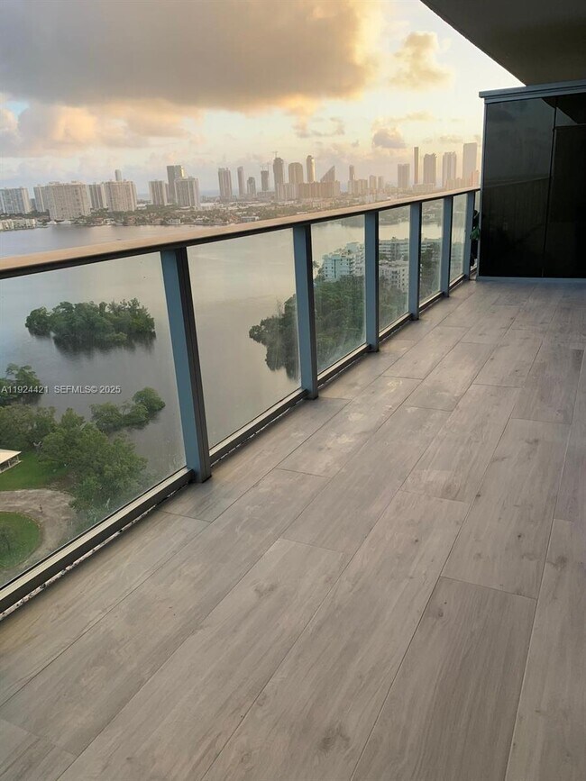 Building Photo - 16385 Biscayne Blvd