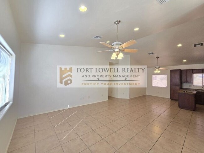 Building Photo - Spacious 3-Bed / 2-Bath Home in Central Tucson with A-Mountain Views!