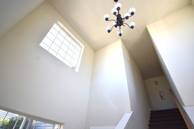 Building Photo - 1-Bedroom in Gated Community!