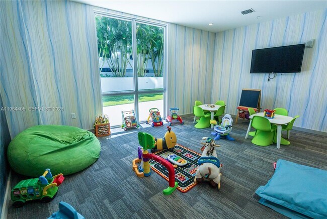 Building Photo - 1010 SW 2nd Ave