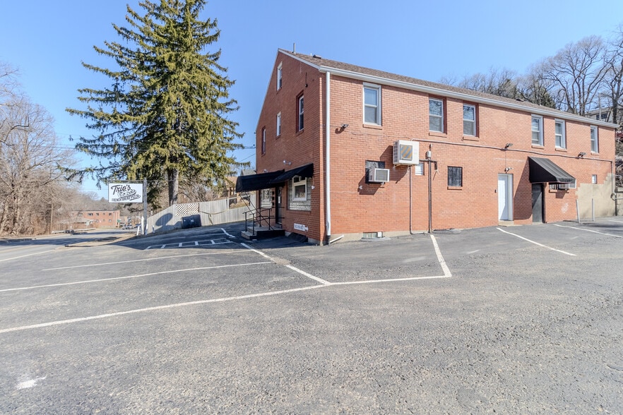 Building Photo - 825 5th Ave