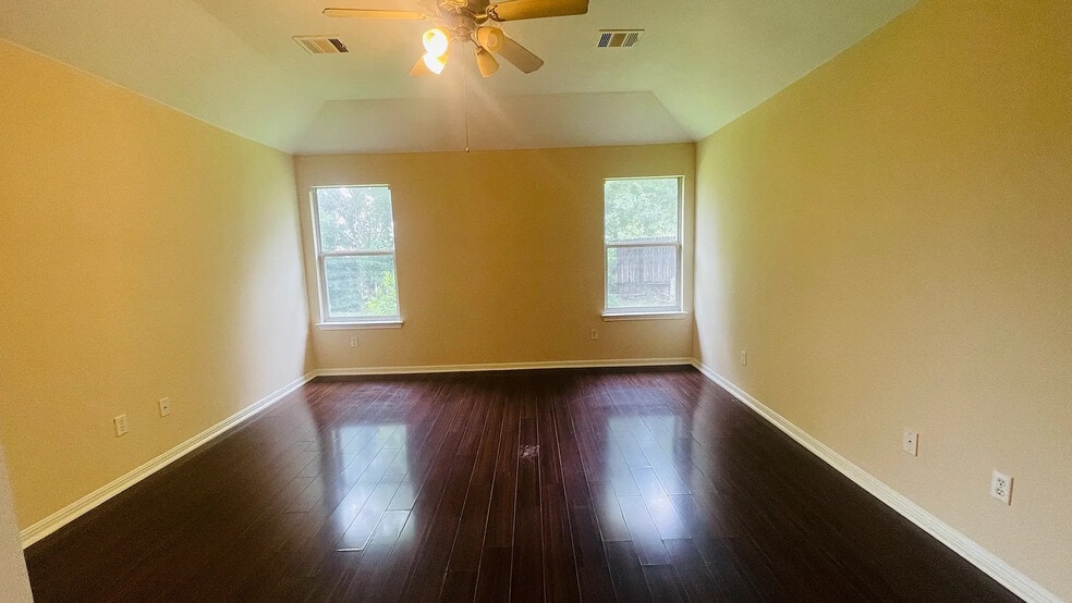 Building Photo - Room in House on Cromarty Ln