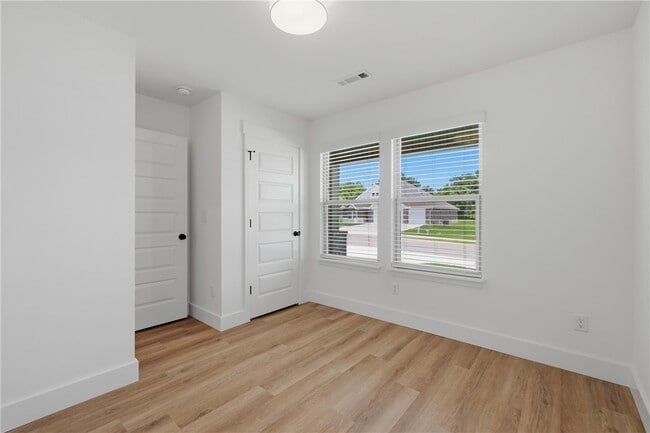 Building Photo - 5089 Vista Ave