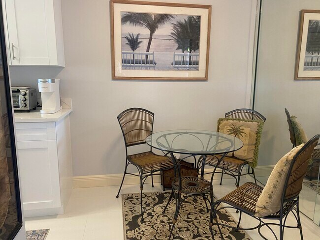 Building Photo - 14 Royal Palm Way