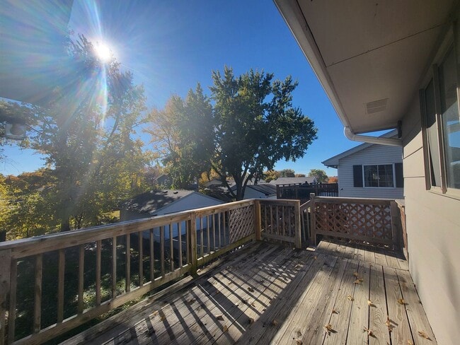 Building Photo - 4 Bedroom split-level home with garage!