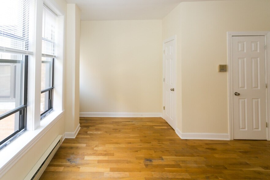 Building Photo - 731 W Barry Ave