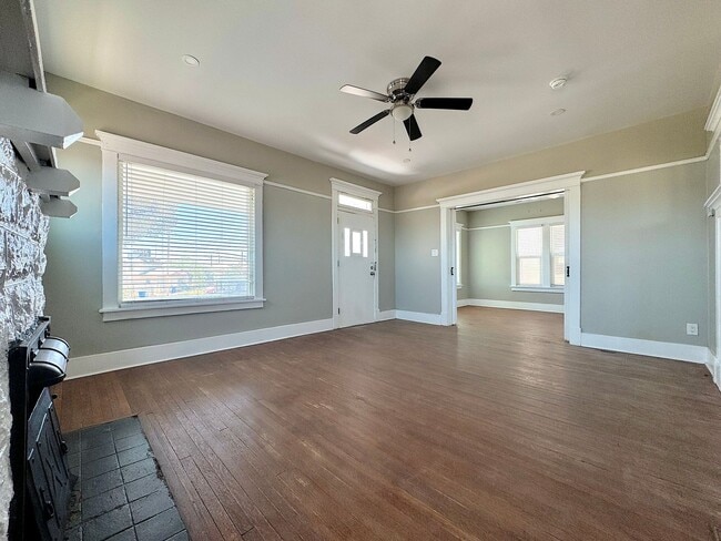 Building Photo - Sunset Heights Historic Home - 3Bed Refrig A/C!
